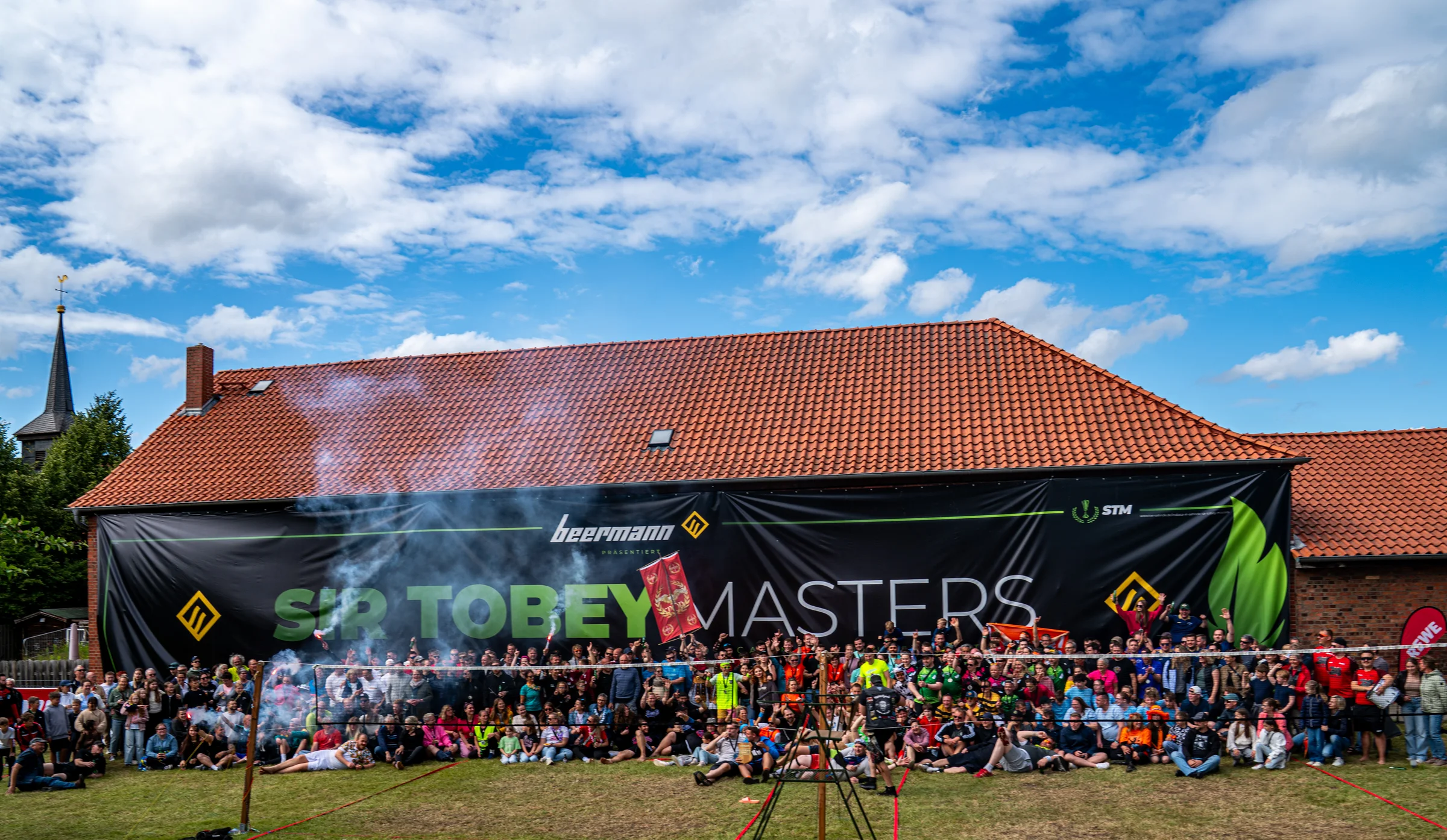 Alle Teams vor dem Sir Tobey Masters Banner